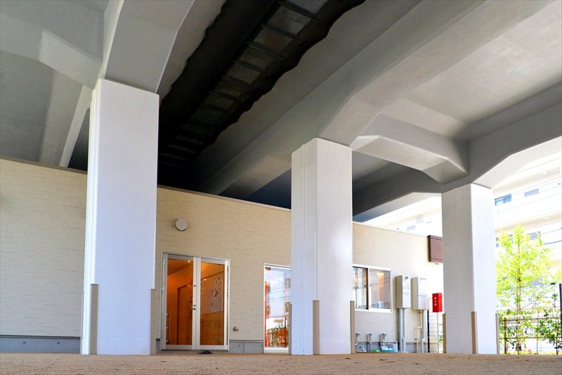 剥離剥落対策が実施された高架下