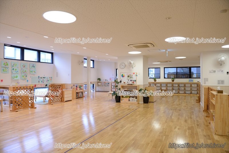 明るく広々とした園内