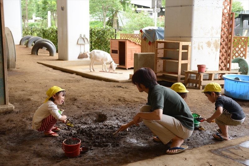 どろんこになって遊ぶ園児たち