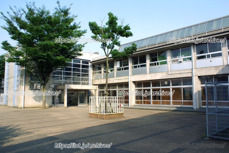 モダンな校舎外観。窓も大きくたっぷりと光が差し込む