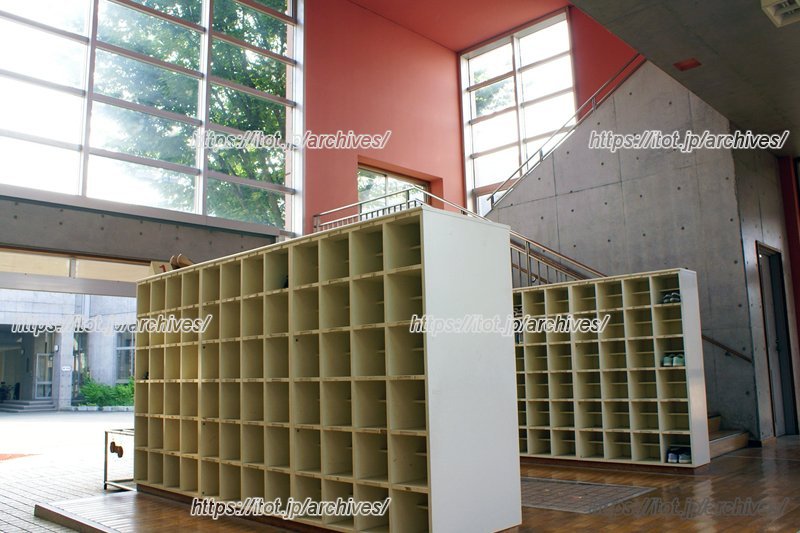 吹き抜けの昇降口