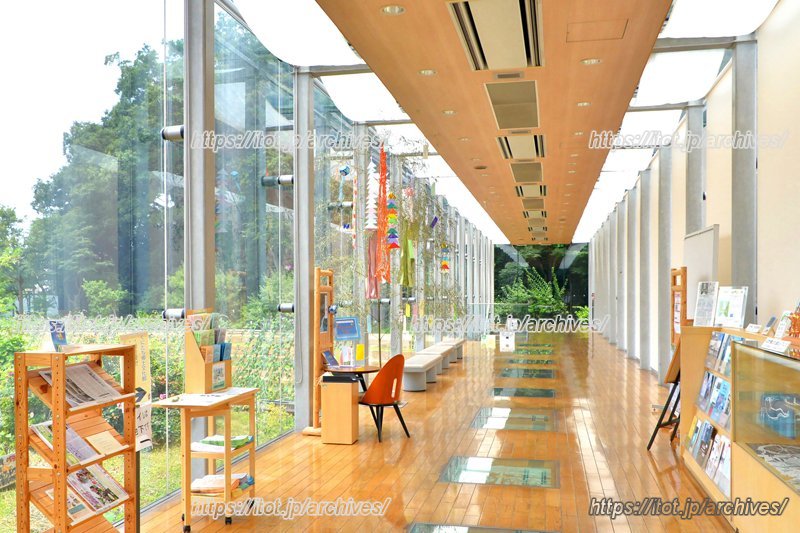 光が差しこみ明るい館内