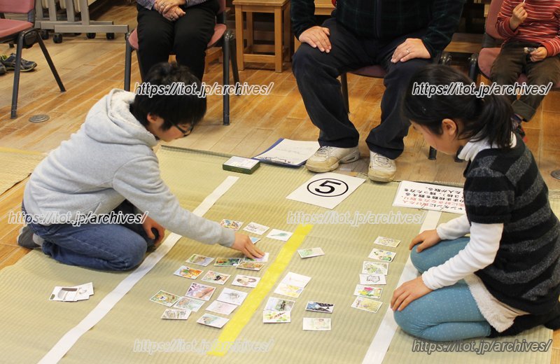 くにたちの歴史などが学べる「くにたちカルタ」で遊ぶ子どもたち