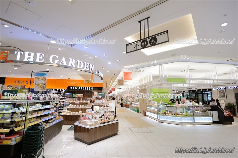 食料品店が並ぶ「WEST」