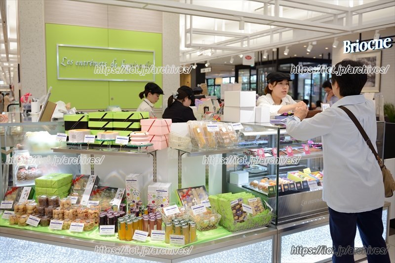 地元の有名店「レ・アントルメ国立」も出店