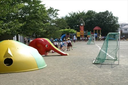 遊具で遊ぶ子どもたち