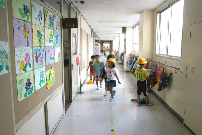 元気に過ごす児童たち