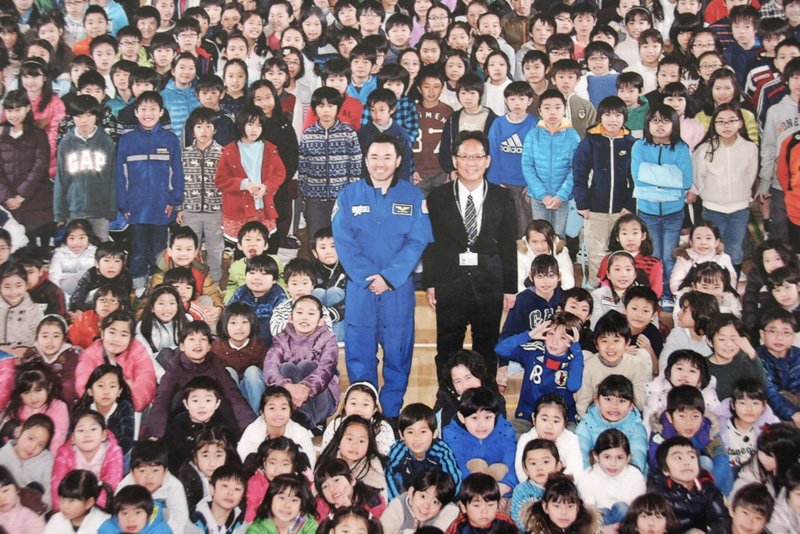 星出さんと全校生徒の記念写真