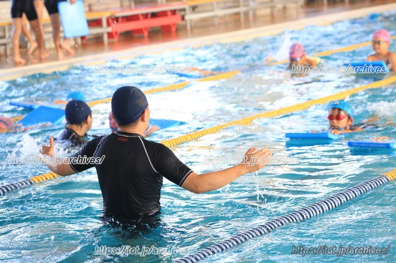 「年少〜小学生クラス」のスイミング指導の様子