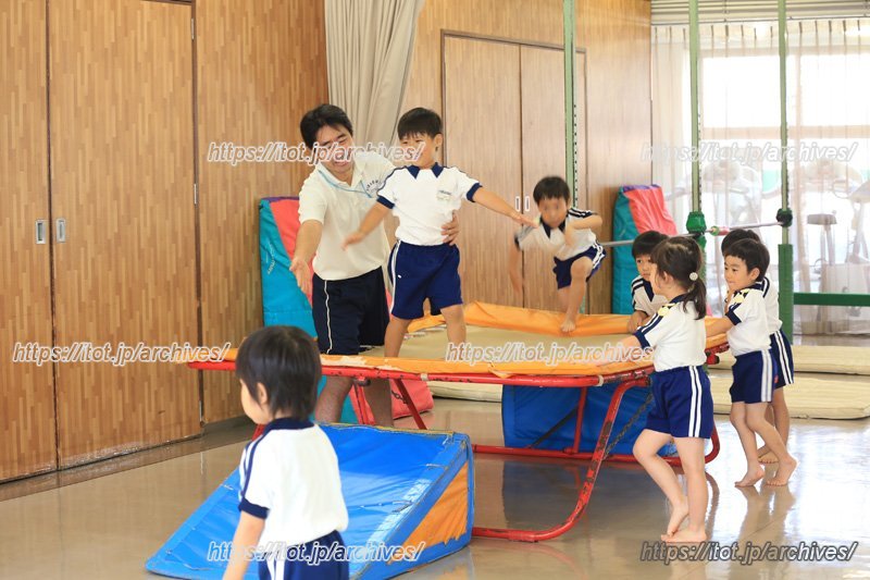 体操スクールの指導の様子