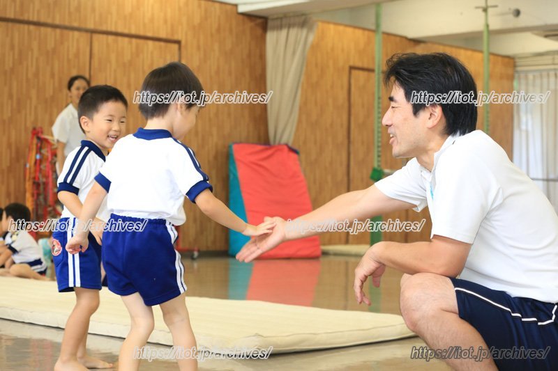 楽しそうに体を動かす子どもたち