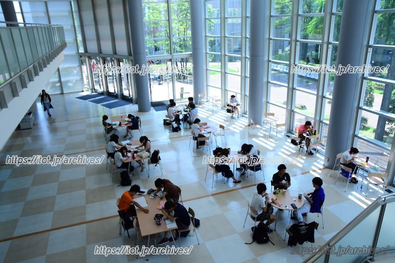 ラウンジで学習に励む学生の皆さん