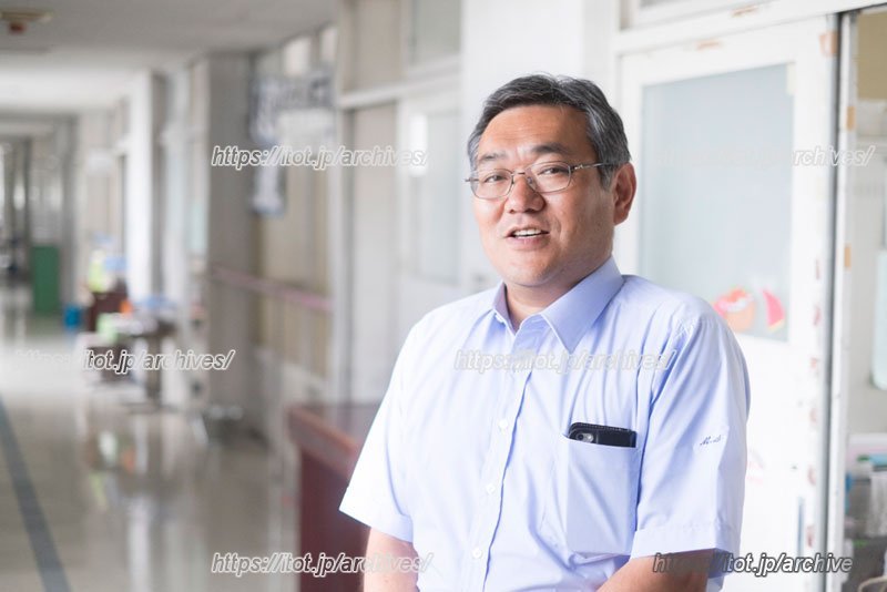 小倉小学校の廊下にて