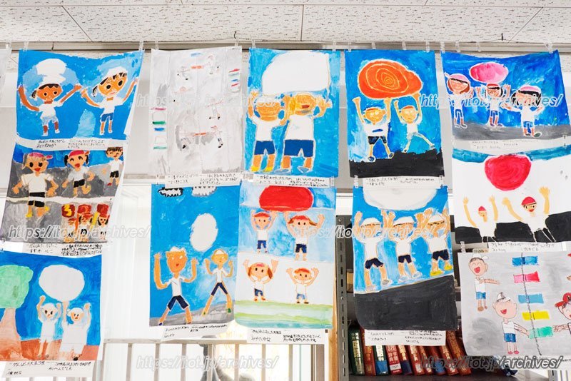 挨拶のポスター以外にも、校内には様々な絵が掲示されている