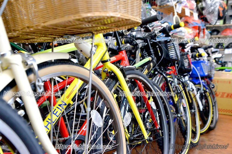 多数の自転車が展示販売されている