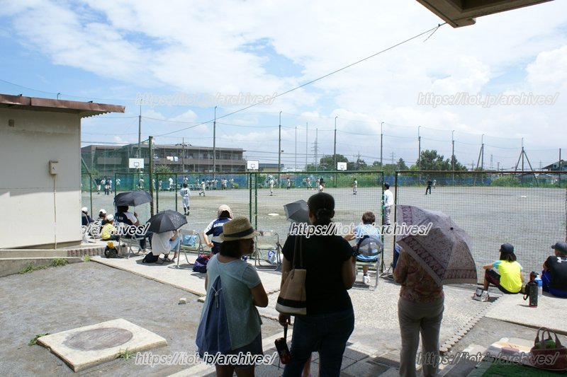 練習を見守る保護者たち