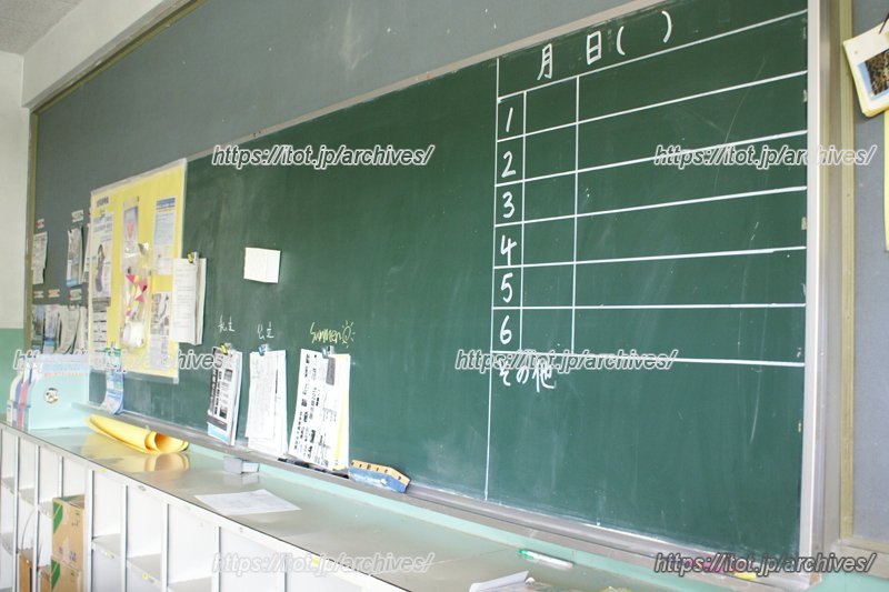 多くの掲示物がある教室内