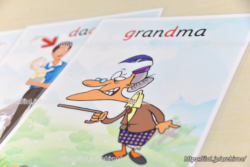 さまざまな教材やゲームなどを用意して、子どもたちが楽しみながら英語を習得することに力を入れている