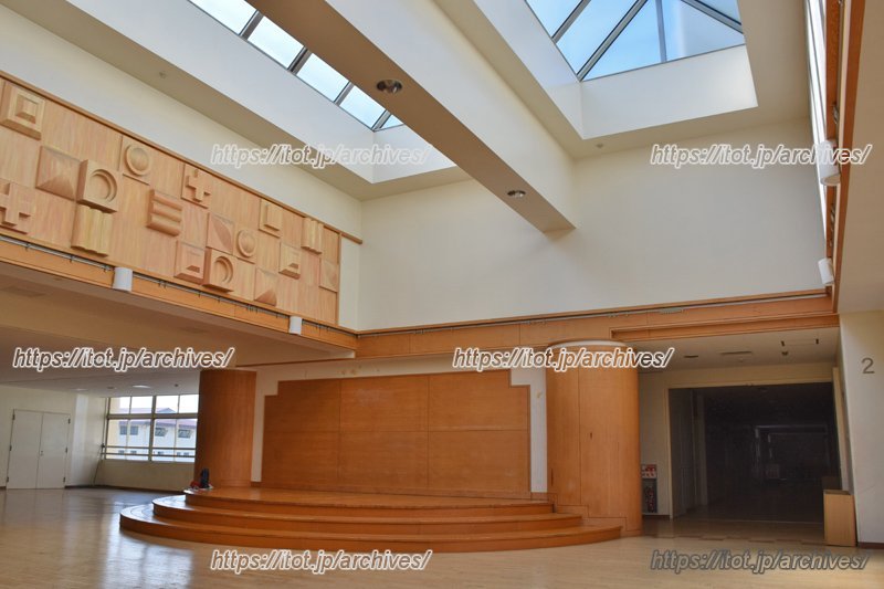 明るい吹き抜けがある語らいの広場