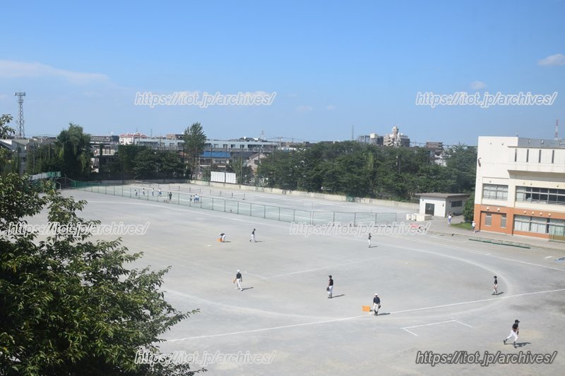 校庭で練習に励む野球部