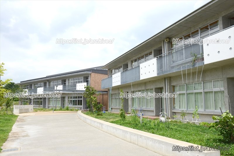 隣接する「柏市立柏の葉小学校」（平成24年度開校）