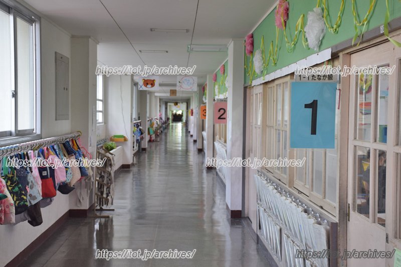 休憩時間には子どもたちの笑い声がひびく廊下