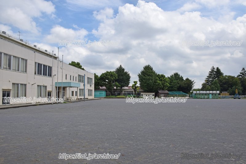 広い校庭は地域のスポーツ教室にも使われる