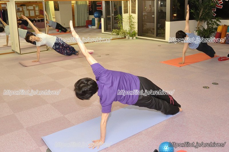 幅広い年齢層の方が通うヨガスタジオ