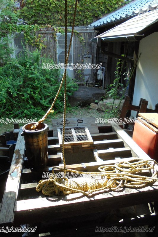 「奈良町物語館」で開催されるワークショップでは、井戸の水汲み体験ができる