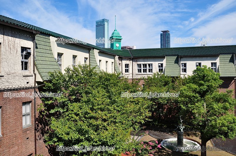 時計塔越しに見る「あべのハルカス」