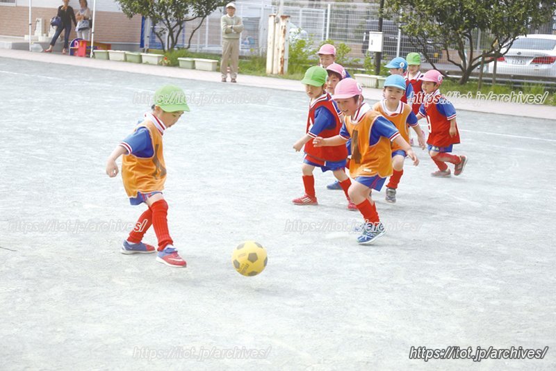 人気の課外活動サッカー教室で元気よく