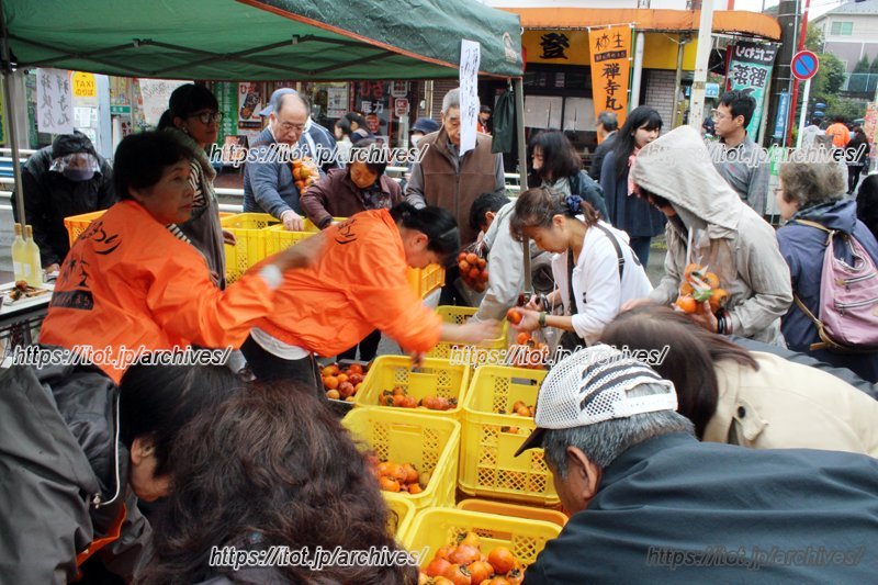 柿生中央商店会　「禅寺丸柿」の即売に大勢の人が集まる「禅寺丸柿まつり」