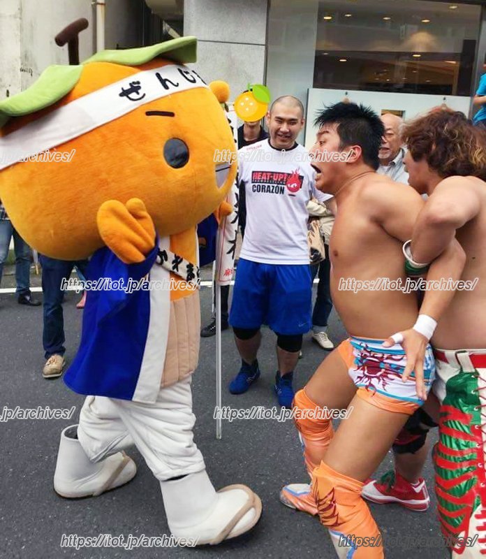 「HEAT UP」主催の屋外プロレスの様子。「かきまるくん」も参戦！