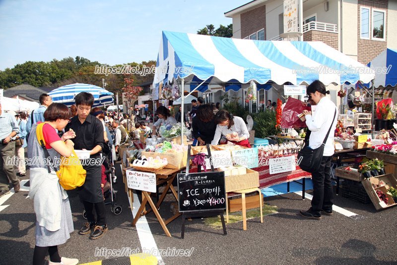 学生をはじめ、若い出展者や参加者の姿も多い