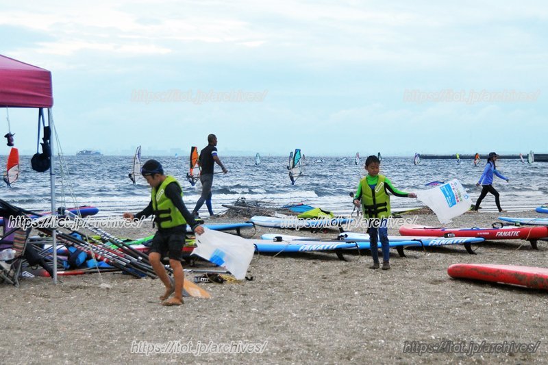 ビーチクリーンの様子。大人だけでなく子どもたちも参加