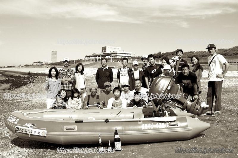 「レスキュー艇Eddie（エディー）」と活動に参加するボランティアの皆さん