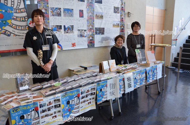 物販や案内などもボランティアの仕事。まさに市民が作り上げる映画祭