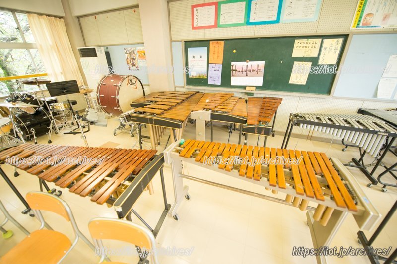 多くの楽器が並ぶ音楽室