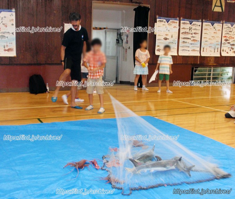 おさかな教室、投網のデモンストレーションを行う様子