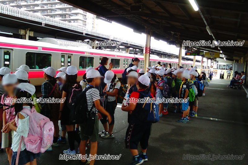 電車を使って移動。マナーを学ぶ