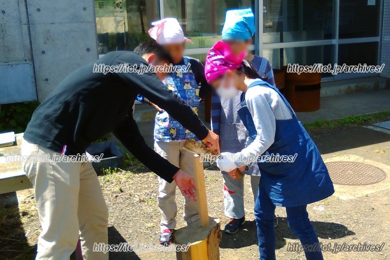 6年生の農山村留学。薪割をする様子