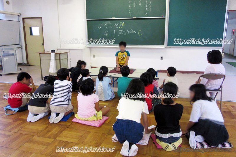 4年生が3年生に向けて落語発表を行う