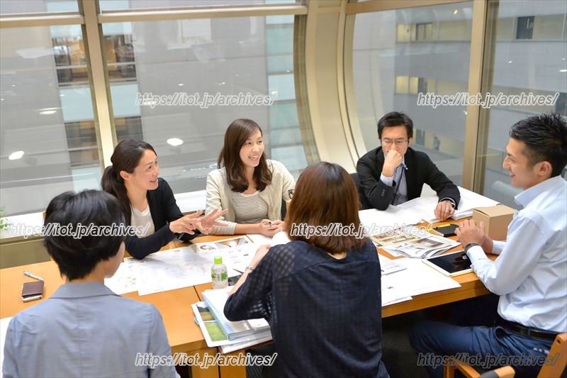 新しい建売住宅についての打ち合わせの様子