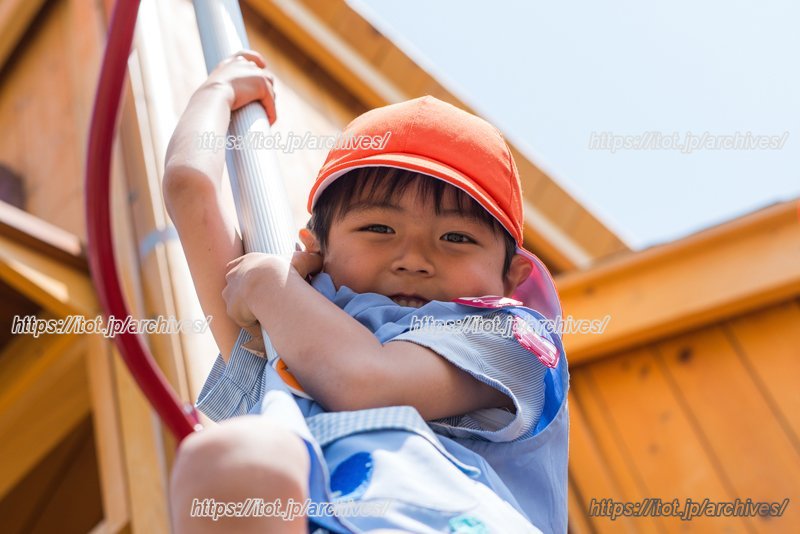 好奇心旺盛、活発に遊ぶ子ども