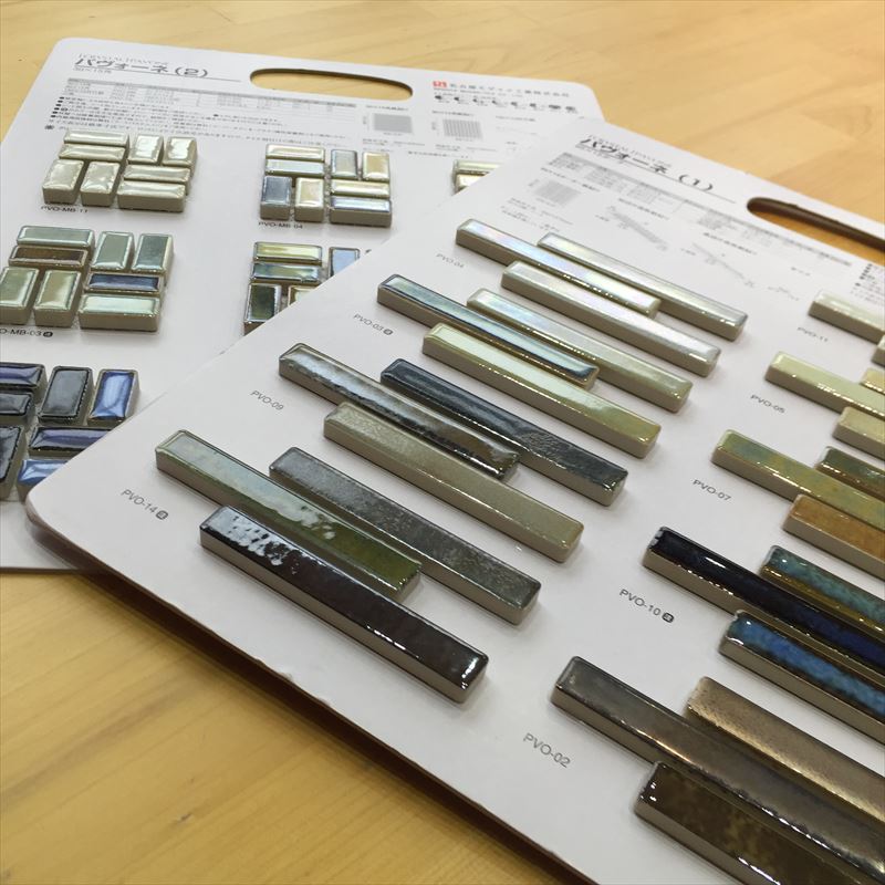 打ち合わせでは実際に使うタイルのサンプルを見ながら検討