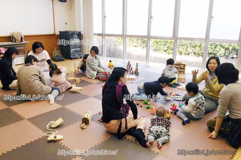 定期的に開催している「木のおもちゃ広場 mini」の様子