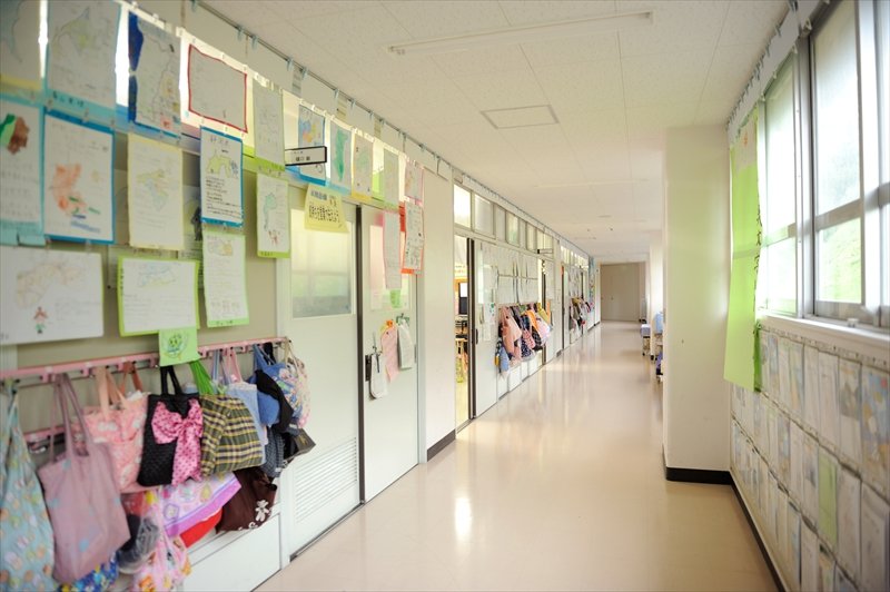 廊下には生徒の作品が展示されている