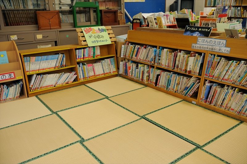 畳に座って本を読めるスペースもある