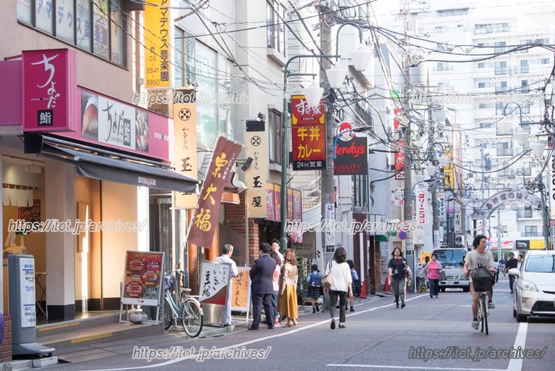 「あけぼのばし通り商店街」の街並み