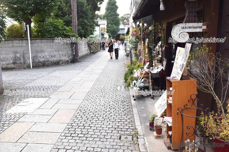 蔵の街周辺では小道を石畳に整備